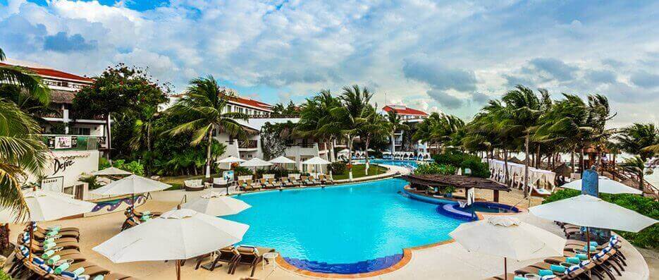 Gesamtansicht auf die Hotelanlage mit Pool und Palmen Gesamtansicht auf die Hotelanlage mit Pool und Palmen